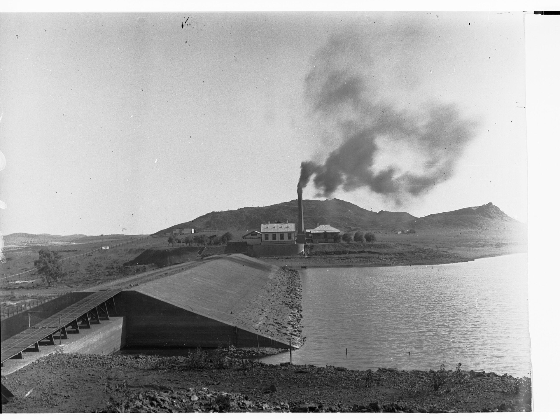 narrow gauge railway reservoir Wales